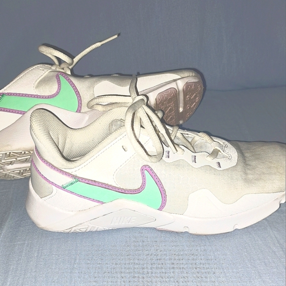Nike Woman's Legend Training Shoes Size 8